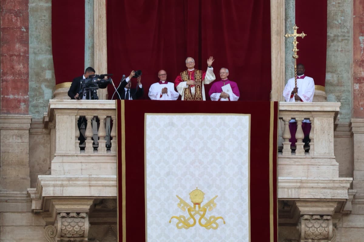 Papa Leão XIV na sacada da Basílica de São Pedro após ser eleito, em 8 de maio de 2025